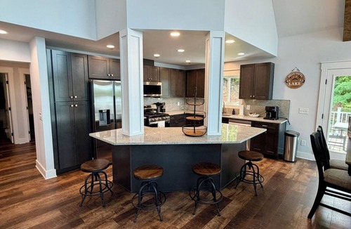 Rockford House | Cozy Ridge Retreat: A Spacious 6-bed waterfront house on beautiful Lake Mitchell