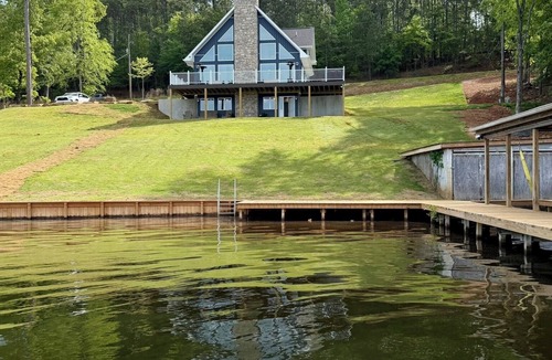Rockford House | Cozy Ridge Retreat: A Spacious 6-bed waterfront house on beautiful Lake Mitchell