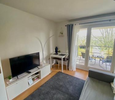 Neuilly-Plaisance Apartment | Cozy Riverfront Living, 5-Min Walk To Riverside Train