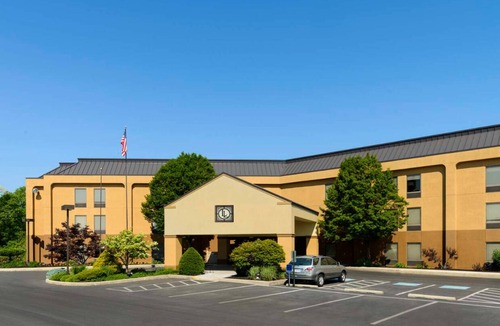 Carlisle Hotel | Cozy Room with Free Breakfast and Movies – Ideal for Army War College Visitors
