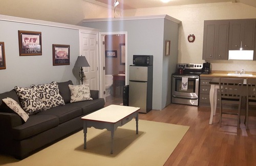 Palmerston House | Cozy Rural 2 Bedroom Loft Guesthouse!