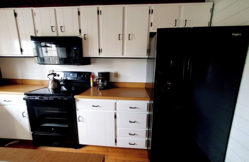 Huntingdon Cabin | Cozy, rustic 3-bedroom cabin in fabulous Lake Raystown with AC