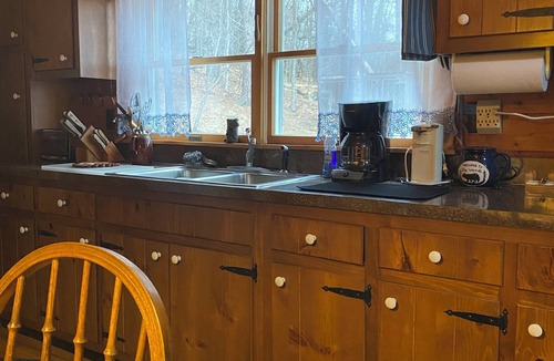 Hesston Cabin | Cozy Rustic Log Cabin minutes to Raystown Lake, 7 Points boat launch.