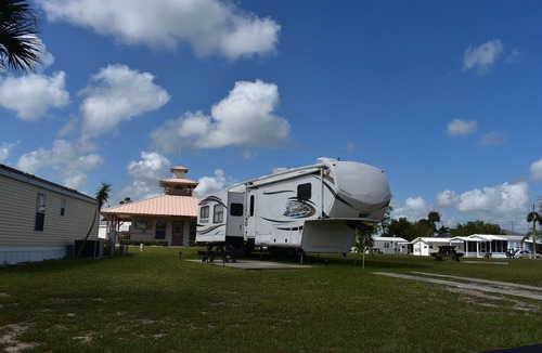 Lake Placid House | Cozy RV in Wonderful Lake Placid with WiFi, AC, fitness room