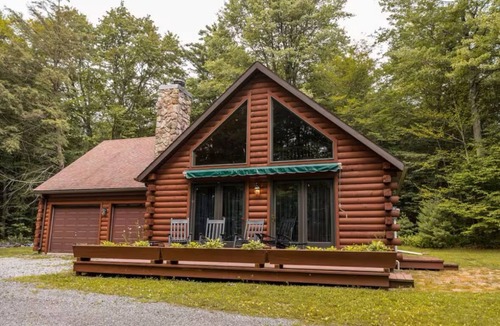 Bodines Cabin | Cozy Secluded 3 BR Log Cabin with Hot Tub and Wood Burning Fireplace!