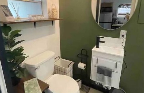 Lake Bentley Apartment | Cozy Studio + Secluded Courtyard, 5 mins to dwntwn, SEU, FSC Lake Hollingsworth!