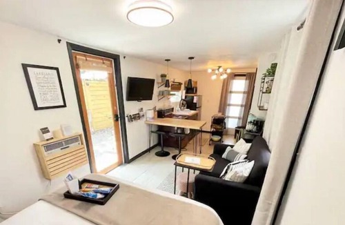 Lake Bentley Apartment | Cozy Studio + Secluded Courtyard, 5 mins to dwntwn, SEU, FSC Lake Hollingsworth!