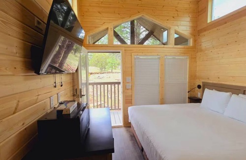 Page Cabin | Cozy Tiny Home King Room #14A