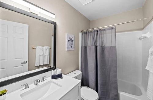 University Apartment | Cozy Townhouse - Gym Pool Golf Fast WiFi 2B2B