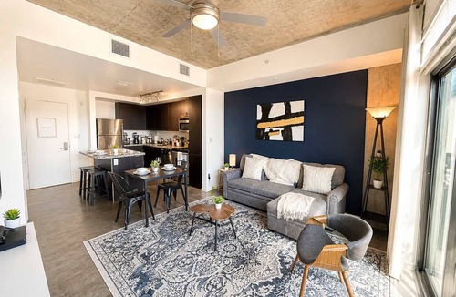 Evans Churchill Apartment | Cozy Urban Retreat | Heart of Phoenix + Parking