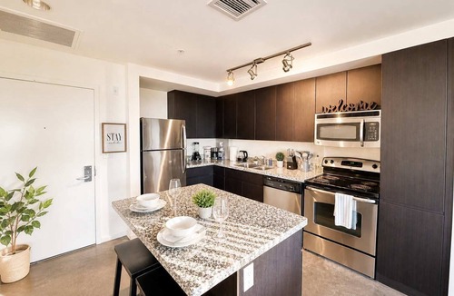 Evans Churchill Apartment | Cozy Urban Retreat | Heart of Phoenix + Parking