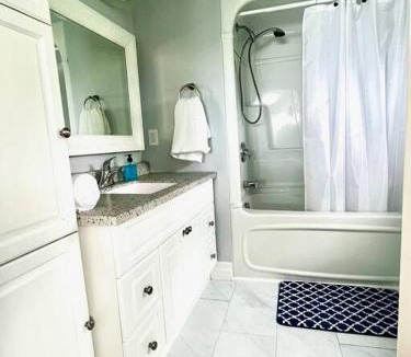 Victoria Harbour House | Cozy Waterfront Cottage in Victoria Harbour