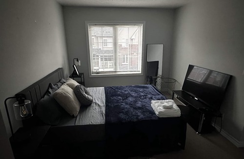 Whitby House | Cozy Whitby Retreat (Private 2 Bedroom Townhouse)