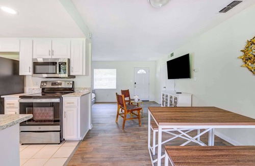 Goldenrod Apartment | Cozy Winter Park 2BR with Garden & Full Kitchen