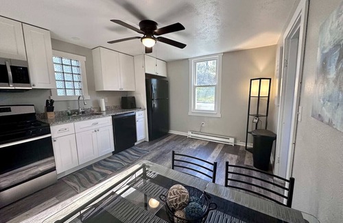 South Hills House | Cozy Woodsy retreat close to the City