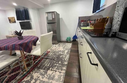 Richmond Hill Apartment | cozy1bedroom Guest suite(1queen bed+1 double Sofa bed,1floor mattress (5Guests)