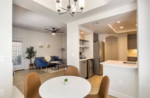 Desert Paradise Estates Apartment | CozySuites at Kierland Commons by golf course!