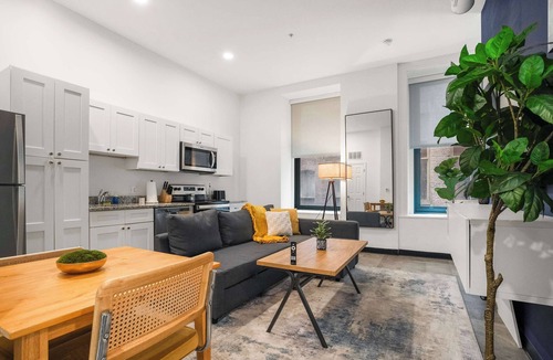 Cultural District Apartment | CozySuites Stunning 1BR in Downtown Pitts #8