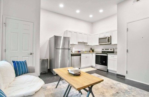 Cultural District Apartment | CozySuites Stunning 1BR in Downtown Pitts #10