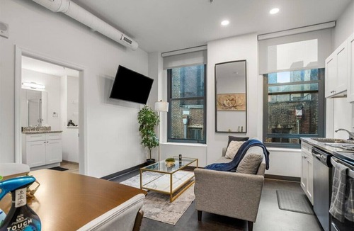Cultural District Apartment | CozySuites Stunning 1BR in Downtown Pitts #34