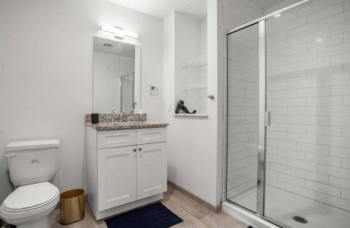 Cultural District Apartment | CozySuites Stunning 1BR in Downtown Pitts #34