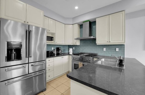 Brampton House | CozyVibe Stays: Spacious Family Friendly 3BR Townhome