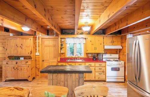 Reedsville House | Creekfront Cabin Retreat w/Fire Pit & Bunkhouse