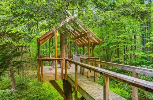Tobyhanna Ski Chalet | Creekside Chalet with Hot Tub Tree House & Woods