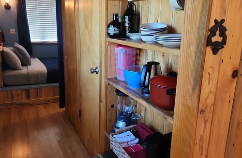 Grantsdale Cabin | Custom tiny house with an awesome view. Close to Hamilton and Darby