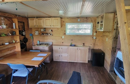 Selinsgrove Cabin | Cute 1-bedroom off grid cabin in Winfield for a cozy getaway