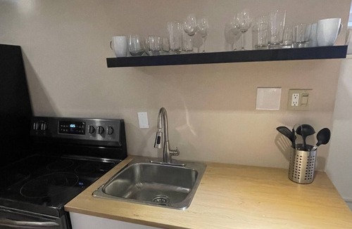New Toronto House | Cute 2 Bedroom Apartment with Kitchen and Living