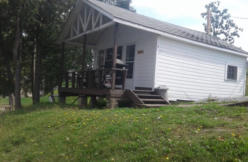 Port Loring Cottage | "DANCING WATERS"! Welcomes your family to MINNEHAHA COTTAGE RESORT #8