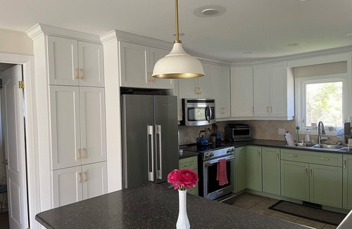 Caledon House | Darling Bungalow in the heart of quaint Inglewood, On. 15 minutes from Osprey!
