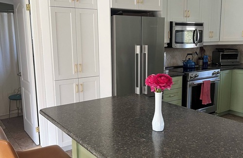 Caledon House | Darling Bungalow in the heart of quaint Inglewood, On. 15 minutes from Osprey!