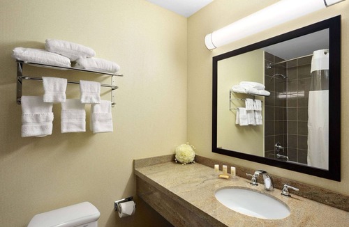 Brampton Hotel | Days Inn by Wyndham Brampton