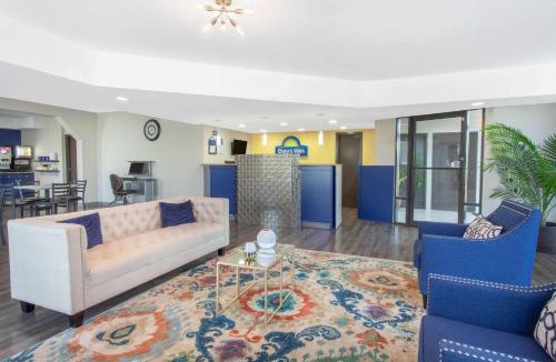 Clinton Hotel | Days Inn by Wyndham Clinton - Laurens I-26