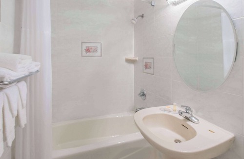 Hicksville Hotel | Days Inn by Wyndham Hicksville Long Island