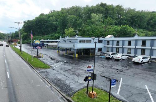 South Hills Hotel | Days Inn by Wyndham Pittsburgh