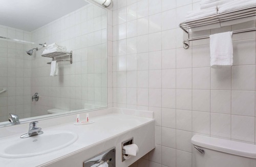 Woodbury Hotel | Days Inn by Wyndham Woodbury Long Island