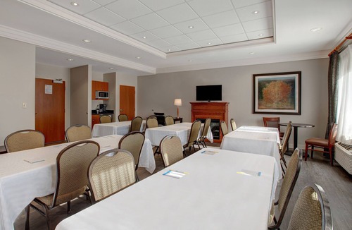 Collingwood Hotel | Days Inn & Suites by Wyndham Collingwood