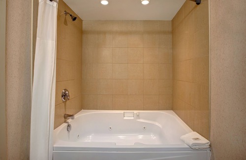 Collingwood Hotel | Days Inn & Suites by Wyndham Collingwood