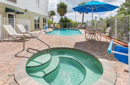 Fort Pierce Hotel | Days Inn & Suites by Wyndham Fort Pierce I-95