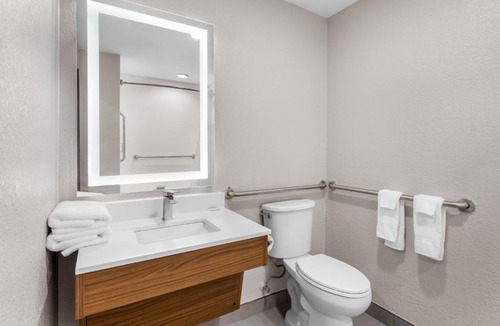 Brandon Hotel | Days Inn & Suites by Wyndham Brandon Amphitheater