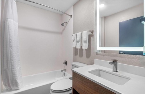 Brandon Hotel | Days Inn & Suites by Wyndham Brandon Amphitheater