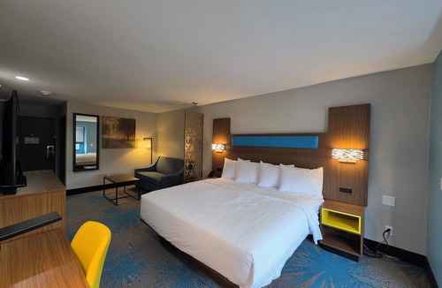 Brandon Hotel | Days Inn & Suites by Wyndham Brandon Amphitheater