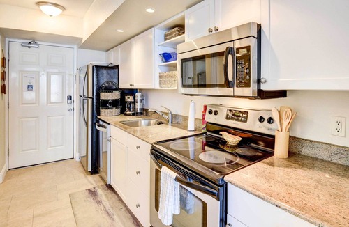 Daytona Beach Shores Apartment | Daytona Beach Studio With Balcony + Ocean View