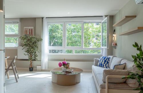 Notre-Dame-des-Champs Apartment | De Montescal - SPA Tub and AC Cosy apartment a prime location 40m2