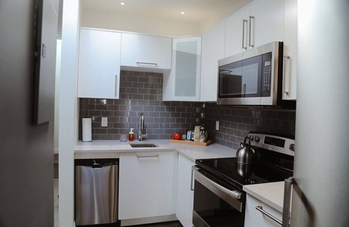 Stratford Apartment | Debonaire Suite: Modern - Calm - Downtown
