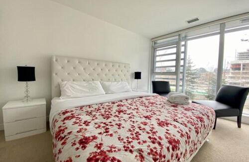 CityPlace Apartment | Delight 4BR Apartment in Downtown Toronto - Free Parking