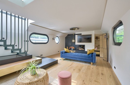 Puteaux Boat Rental | Deluxe barge 5 minutes from Parc Bagatelle